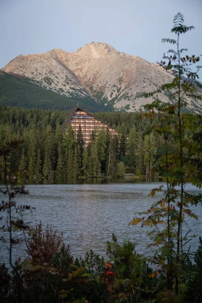 Mountain Hotel Reflejo Aguas Cristalinas Del Lago Strbske Pleso High — Foto de Stock