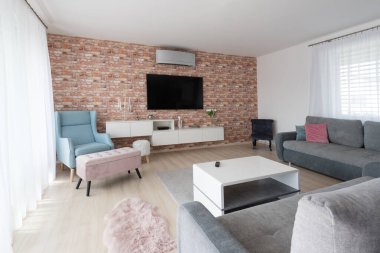 Kabine ve TV modern evin oturma odasında.