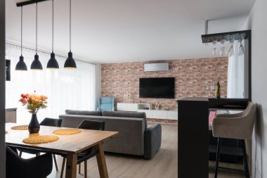 Modern apartmandaki mutfağa bağlı oturma odası.