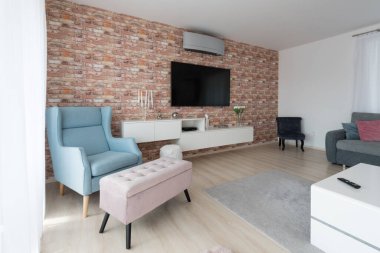 Kabine ve TV modern evin oturma odasında.