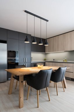 Modern evin mutfağında yemek masası.