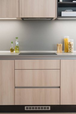 Modern bir evde mutfağın iç kısımları.