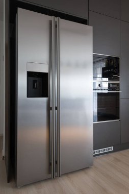 Modern bir evin içinde mutfak.