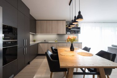 Modern evin mutfağında yemek masası.