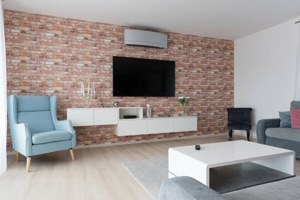 Кабинет и телевизор в гостиной современного дома