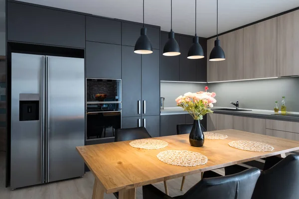 Modern evin mutfağında yemek masası.