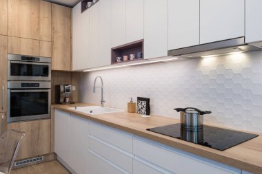 Modern apartmandaki mutfağın içi.