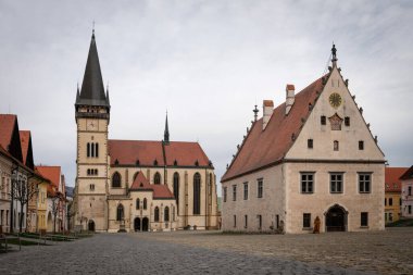 Bardejov, Slovakya 'nın merkez meydanındaki St. Aegidius Bazilikası ve belediye binası. Bardejov kasabası UNESCO Dünya Mirasları Alanıdır.