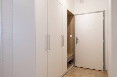 Modern apartmanın giriş salonu