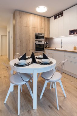 Modern apartmandaki mutfağın içi.