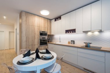 Modern apartmandaki mutfağın içi.