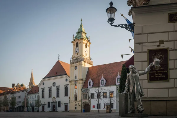 Bratislava Eslovaquia Abr 2020 Estatua Schone Naci Junto Plaza Principal —  Fotos de Stock