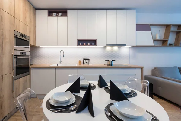 Modern apartmandaki mutfağın içi.