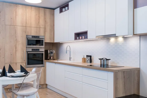 Modern apartmandaki mutfağın içi.