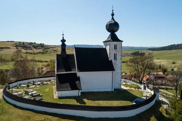 スロバキアのゼラでの聖霊の初期ゴシック様式の教会の空中ビュー ユネスコ遺産 — ストック写真