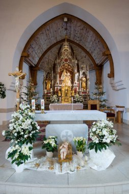 ORAVSKA LESKNA, SLOVAKIA - 28 DEC 2019: Oravska Lesna köyü, Orava bölgesi, Slovakya 'da yer alan St. Anne Katolik Kilisesi' nin içi