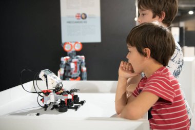 BRATISLAVA, SLOVAKIA - 25, 2019: Kabuk oyunu robotu Bratislava, Slovakya 'daki alışveriş merkezinde becerilerini gösteriyor
