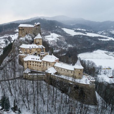 Orava Şatosu 'nun kışın hava manzarası, Oravsky Podzamok, Slovakya