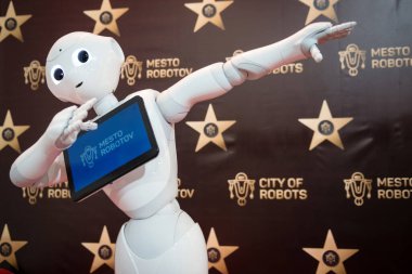 BRATISLAVA, SLOVAKIA - 25, 2019: Robot Pepper, Bratislava, Slovakya 'daki alışveriş merkezindeki ziyaretçilere yeteneklerini gösteriyor