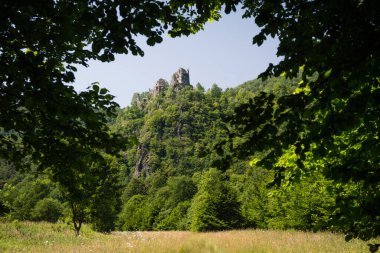 Mala Fatra dağlarındaki Eski Strecno şatosunun (Starhrad) kalıntıları, Slovakya Cumhuriyeti