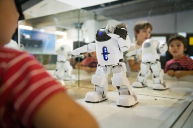 BRATISLAVA, SLOVAKIA - 25, 2019: İnsansı robot PANDO yeteneklerini Bratislava, Slovakya 'daki alışveriş merkezinde gösteriyor
