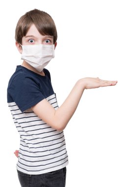 Yüzü maskeli bir çocuğun portresi, beyaz arka planda soyutlanmış.