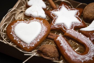 Siyah arka planda ev yapımı zencefilli kurabiye kutusunun ayrıntıları