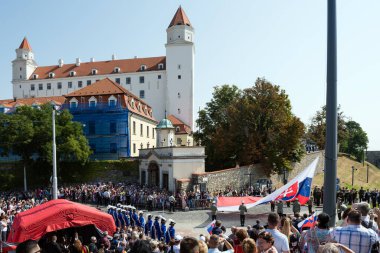 BRATISLAVA, SLOVAKIA - SEP1, 2019: Slovak bayrağı 1 Eylül 'de Bratislava, Slovakya' da Anayasa Günü kutlaması sırasında direğe dikildi