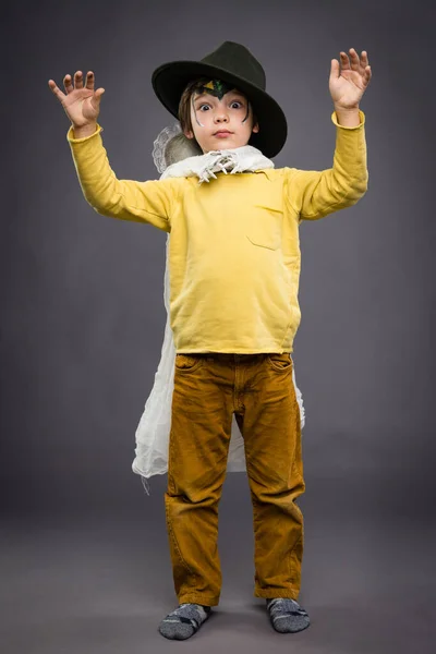 帽子の陽気な小さな男の子は スポーク 灰色の背景を持っています ハロウィンお祝い — ストック写真