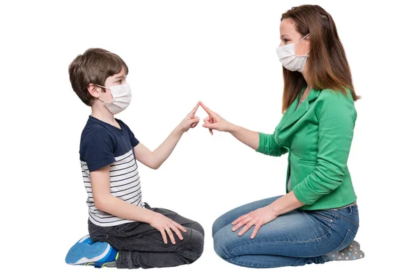 Mor Och Barn Med Ansikte Masker Försiktigt Röra Med Pekfingrarna — Stockfoto