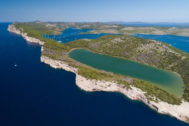 Ulusal park Telascica 'da Mir Gölü, Adriyatik denizi ve Hırvatistan' daki uçurumlar