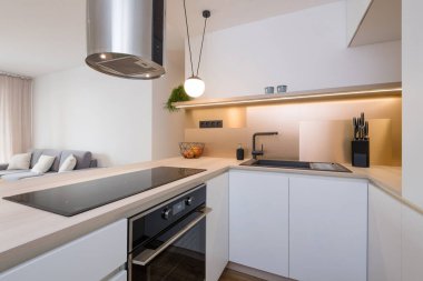 Güzel çağdaş mutfağın içi.