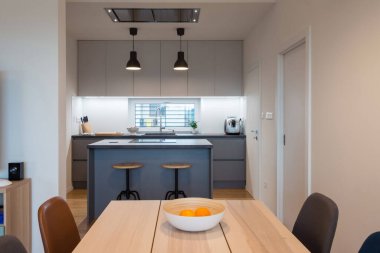 Dahili aletleri olan çağdaş mutfağın içi.