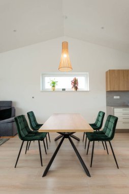 Çağdaş evde yemek masası