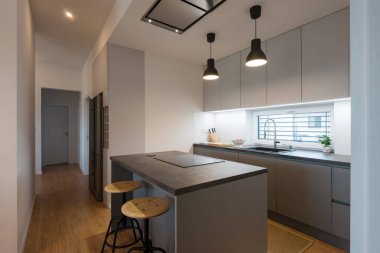 Dahili aletleri olan çağdaş mutfağın içi.