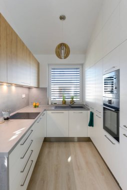 Dahili aletleri olan çağdaş mutfağın içi.