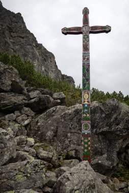 Slovakya 'daki High Tatras dağlarındaki sembolik mezarlığa giden yolda tahta haç.