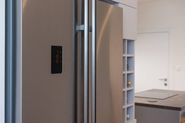 Buzdolabı olan çağdaş mutfağın içi.