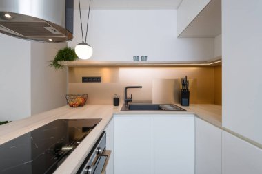 Güzel çağdaş mutfağın içi.