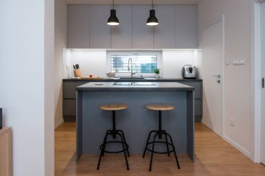 Dahili aletleri olan çağdaş mutfağın içi.