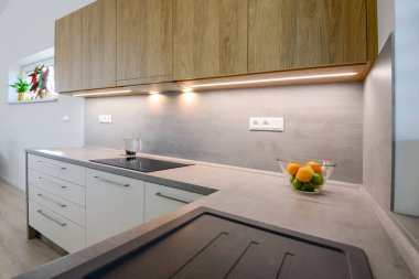 Dahili aletleri olan çağdaş mutfağın içi.