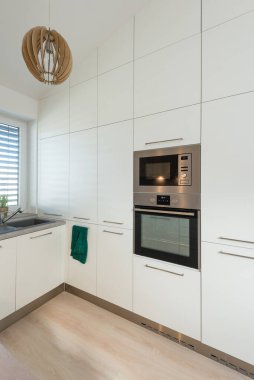 Dahili aletleri olan çağdaş mutfağın içi.