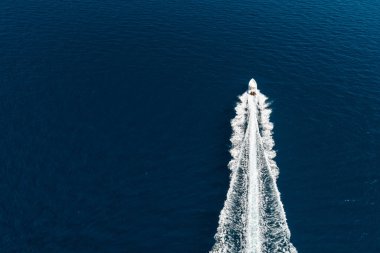 Denizde hızlı motorlu teknenin hava görüntüsü