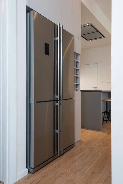 Інтер Сучасної Кухні Вбудованим Холодильником — стокове фото