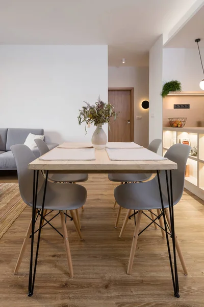 Mesa Comedor Entre Cocina Sala Estar Apartamento Contemporáneo — Foto de Stock