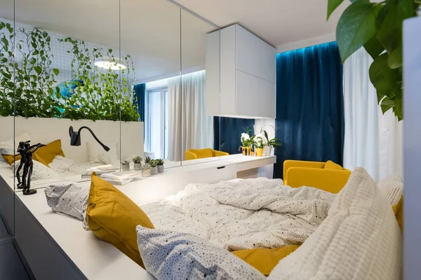 小さな近代的なアパートの寝室のインテリア — ストック写真
