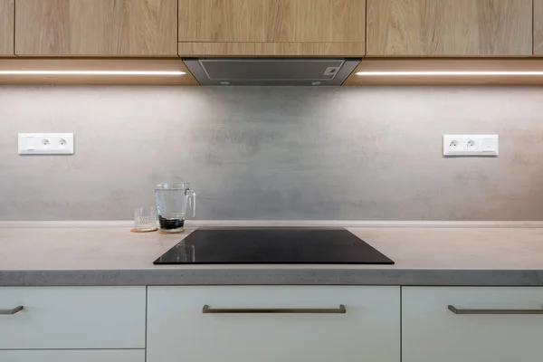 Çağdaş mutfağın atölyesinde indüksiyon aşçısı.