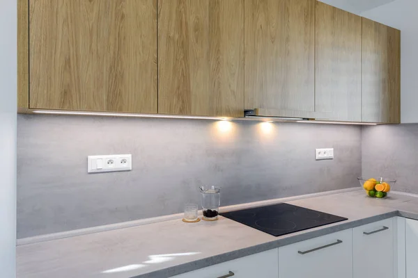 Dahili aletleri olan çağdaş mutfağın içi.