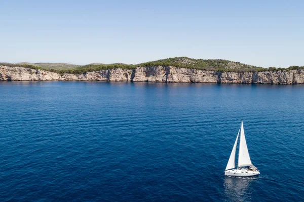 Iate Navegando Mar Adriático Falésias Parque Nacional Telascica Segundo Plano — Fotografia de Stock