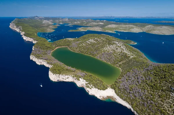 Ulusal park Telascica 'da Mir Gölü, Adriyatik denizi ve Hırvatistan' daki uçurumlar